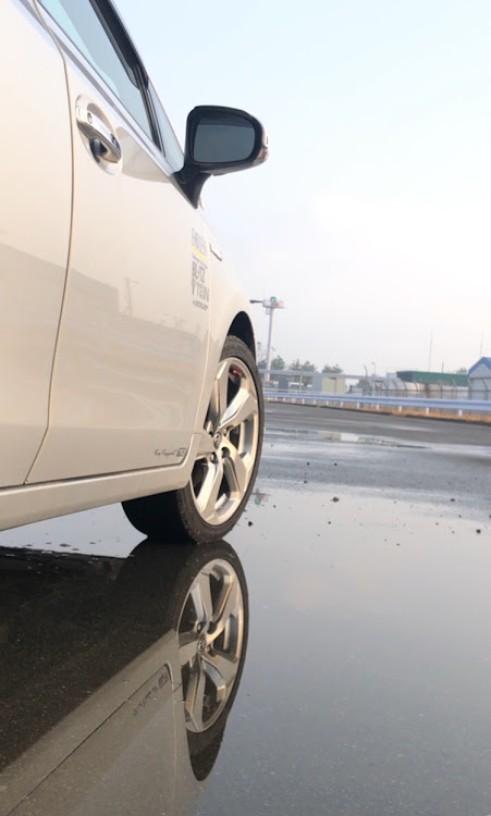 プリウスαの重機とコラボ・水溜り撮影・佐賀空港・朝活撮影📷・戦争反対に関するカスタム事例の投稿画像4枚目