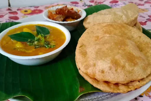 Aloo Pori [4 Pieces]+Sabji [Aloo+Tomato]+Achar