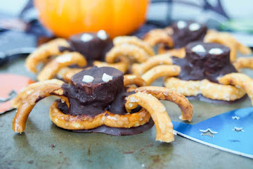 Chocolate pretzel spiders