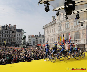 🎥 Grosse ambiance à Anvers pour la présentation des Deceuninck - Quick-Step, un bisou involontaire entre Steels et la présentatrice