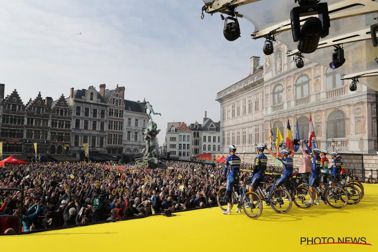 🎥 Grosse ambiance à Anvers pour la présentation des Deceuninck - Quick-Step, un bisou involontaire entre Steels et la présentatrice