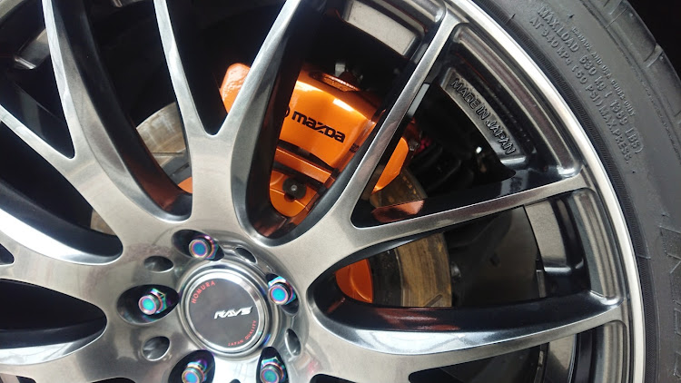 アテンザのキャリパー塗装・MAZDA・メテオフレークブラックパール・サイドスカート塗装に関するカスタム事例の投稿画像4枚目