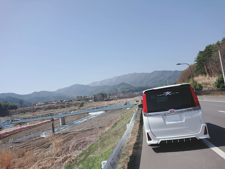 ヴォクシーの田舎道と愛車・田舎の風景・青空コラボ・低そうで低くない少し低い車に関するカスタム事例の投稿画像1枚目