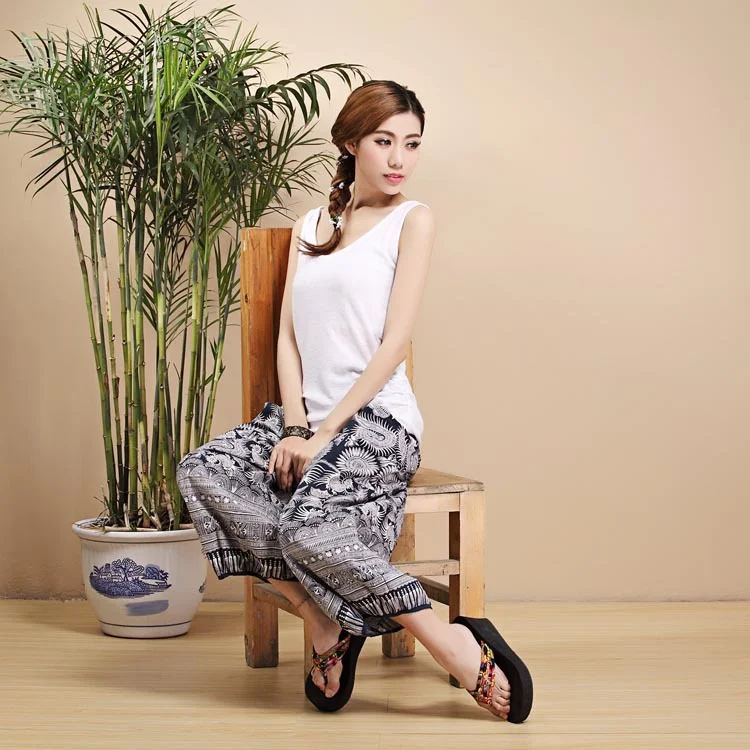 Damen-Leinenhose mit Ethno-Print, Mix aus Stoffen, Nationaler Stil, Bloomers, Blau-Weiß Muster, Cropped, Bequem und Luftig für den Sommer