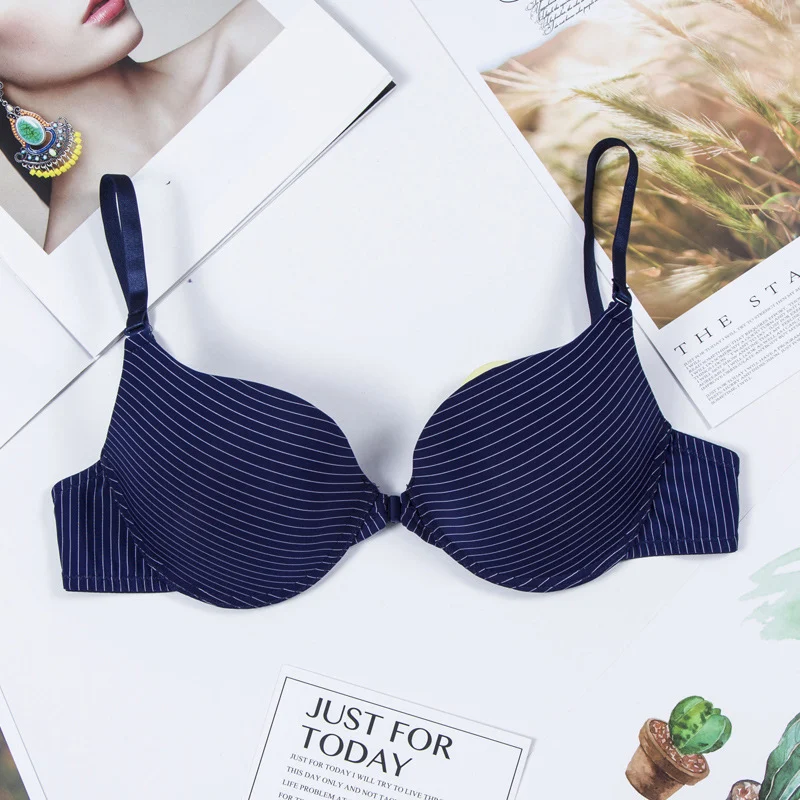 Dames-BH met grote cups, eenvoudige push-up, geconcentreerd glanzend effect, gesp vooraan en gevormde rug.