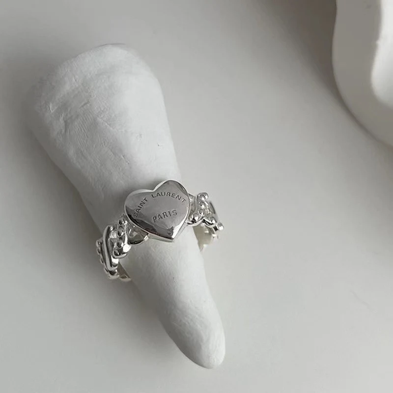 Ring Fade Niet, Koude Wind Niche. Exclusief ontwerp dat niet verkleurt. Een stijlvolle ring die bestand is tegen de kou. Duurzame schoonheid voor jou.