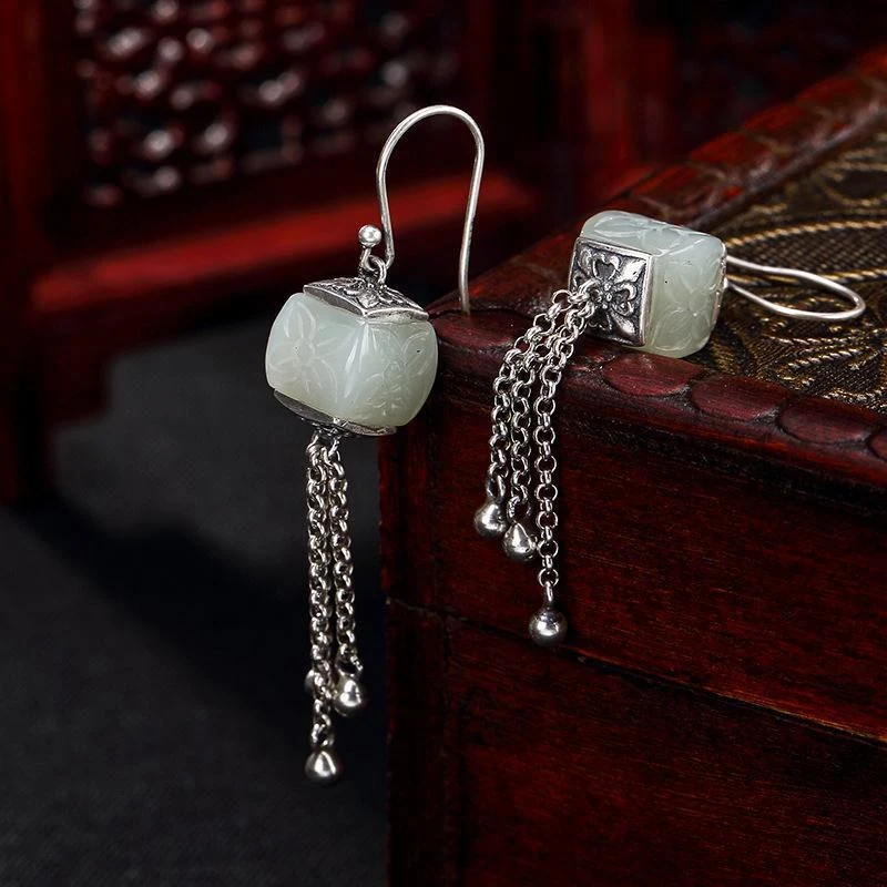 Lange oorbellen met Hetian jade Linglan patroon, een elegante toevoeging aan uw look. Perfect voor speciale gelegenheden.