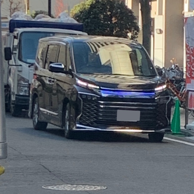 ヴォクシーのなうみさんが投稿したカスタム事例の投稿画像1枚目