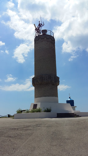 Маяк Памятник