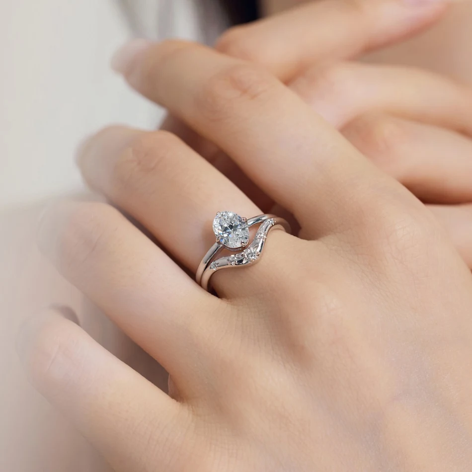 Modischer schlichter Ring aus S925 Silber mit rundem weißen Zirkonium-Inlay im Sonnenlicht-Design und V-förmiger Linie. Für Stil.
