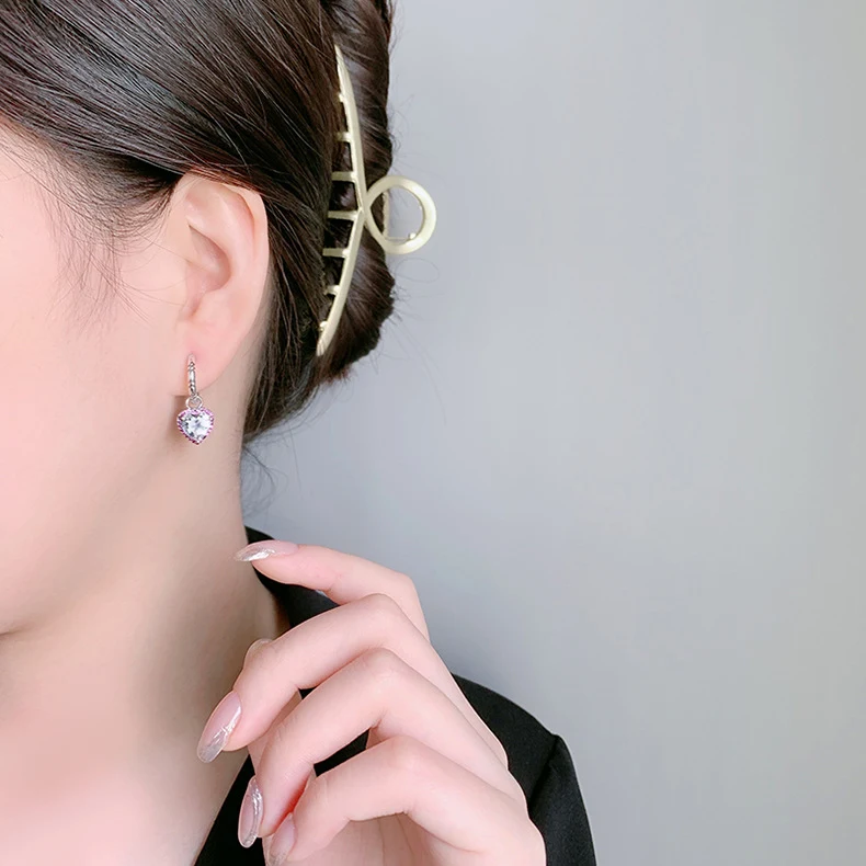 Pendientes versátiles personalizados de plata de ley con corazón de melocotón y circonitas, perfectos para cualquier ocasión.