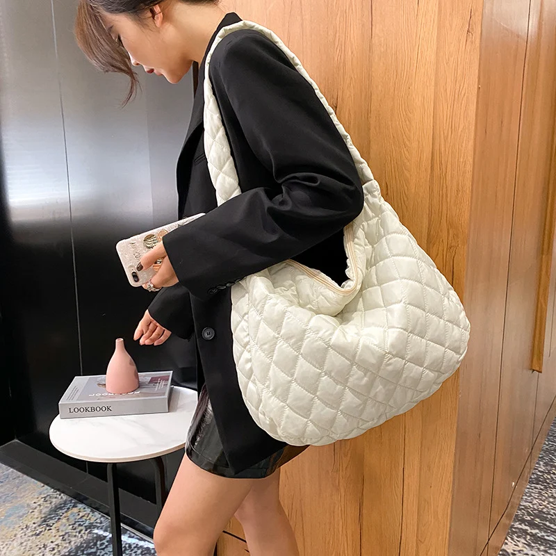 Bolsos de hombro Warm Totes para mujer, moda invierno. Compra ahora esta elegante bolsa ideal para ir de compras y mantenerte abrigada.