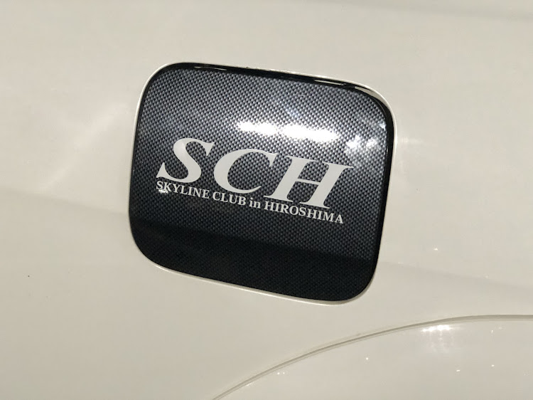 スカイラインのチームステッカー・フューエルリッドカバー・レッドメモリーに関するカスタム事例の投稿画像2枚目