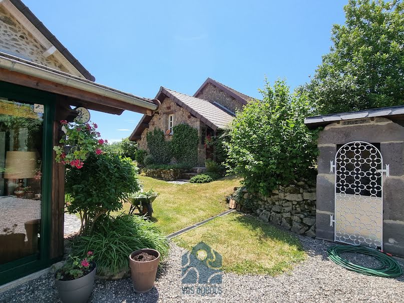 Vente maison 5 pièces 114 m² à Saint-Priest-des-Champs (63640), 262 000 €