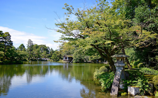 landscaped-garden-with-lake.jpg - Kenroku-en, a pretty lake and gardens in Kyoto.