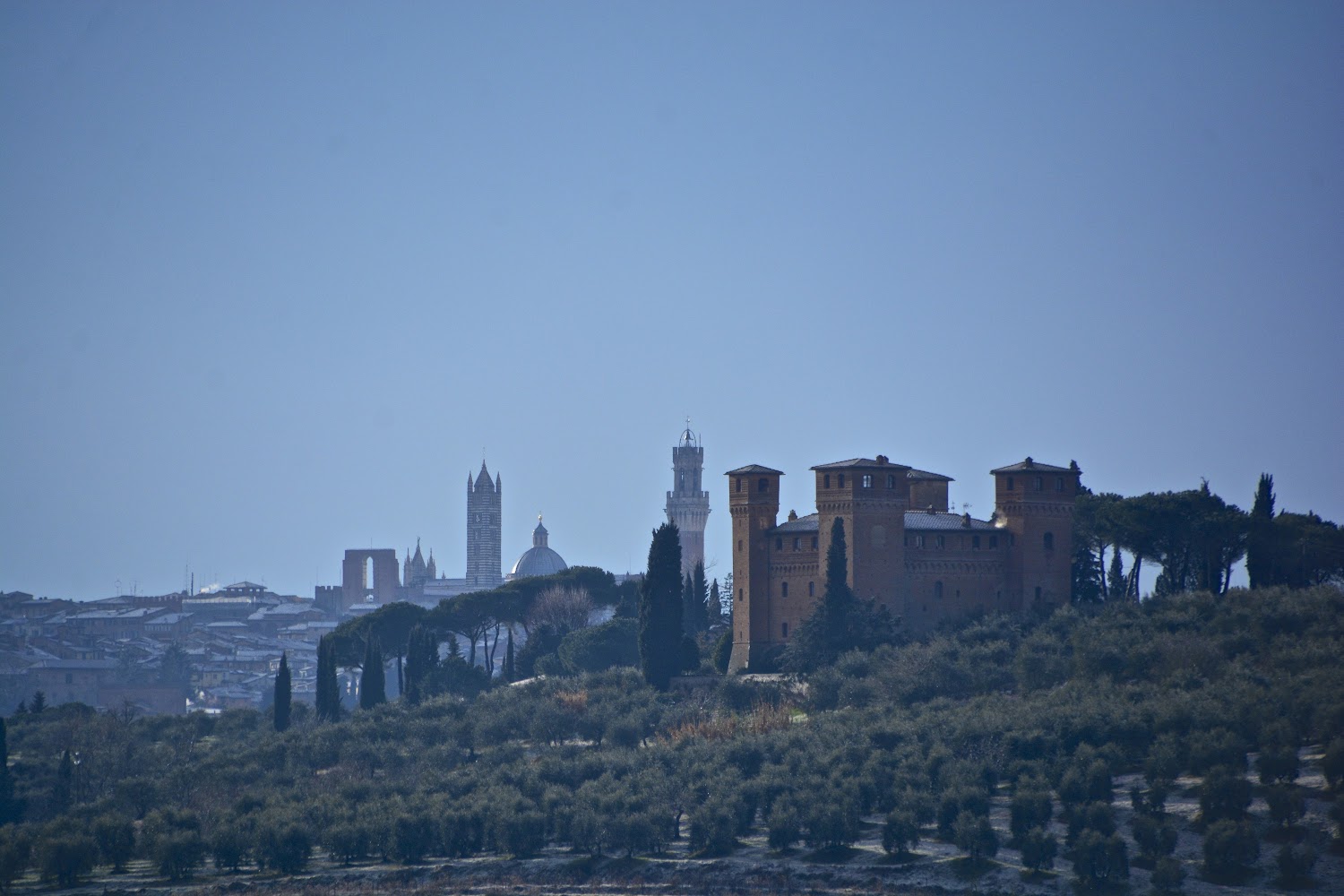 Castello delle Quattro Torra e Siena, sullo sfondo