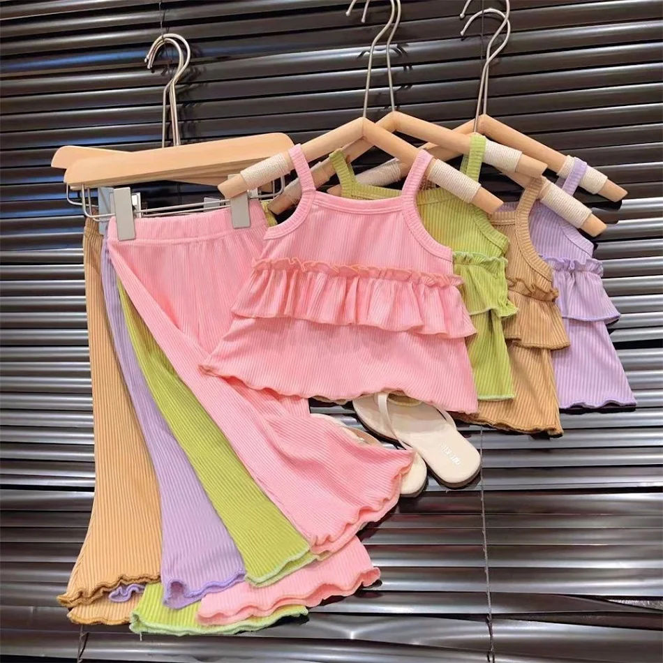 Conjunto de dos piezas para niña delgada, falda de tirantes de seda helada, pantalones de campana y tobilleros, ideal para un look fresco y cómodo.