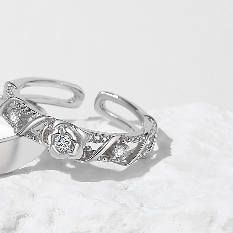 Sterling zilveren ring met rozen voor koppels, een tijdloos sieraad dat liefde en verbondenheid symboliseert.
