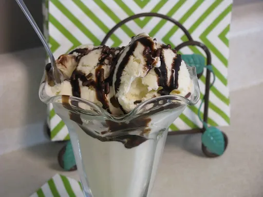 Vanilla Ice Cream With Chocolate Sauce