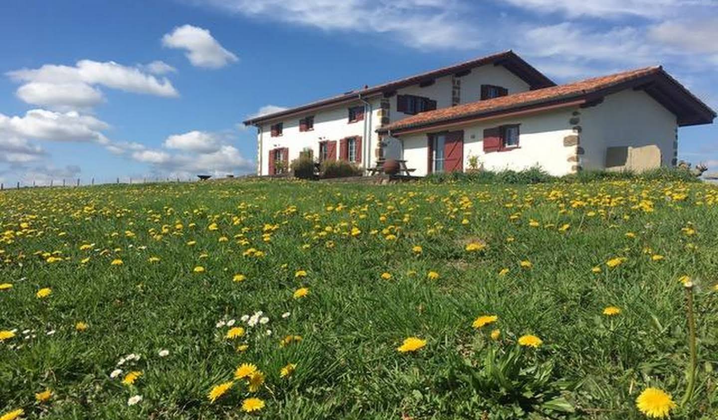 Corps de ferme avec dépendances et piscine Hasparren