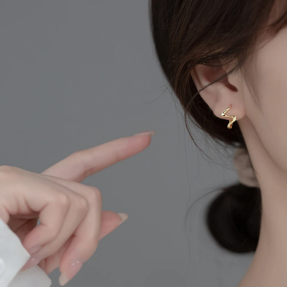 S925 Sterling Zilveren Oorclip Wave Patroon Cold Style Niet Doorboord Elegant en Modern Sieraden voor Vrouwen