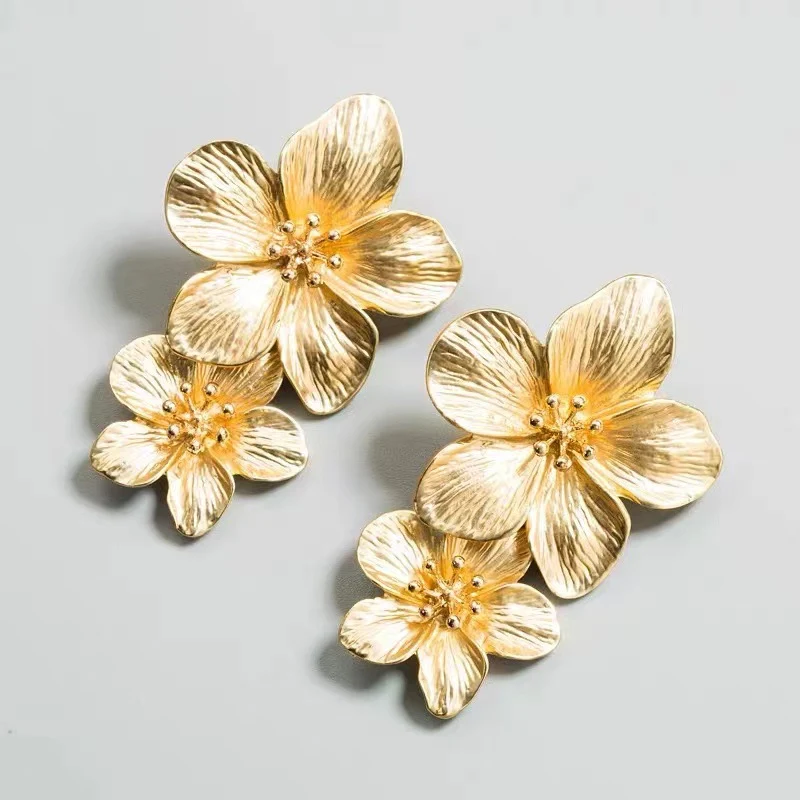 Pendientes de botón Retro Temperamento Petals para mujer realzan tu look. Elegancia floral para el día o la noche.