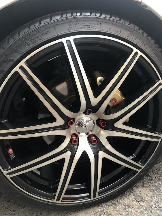 アルファードの洗車・アルファード10系後期・スパッタゴールド75・ブレンボ風キャリパーカバーに関するカスタム事例の投稿画像5枚目