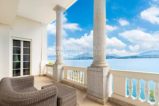 Villa with pool and garden 5
