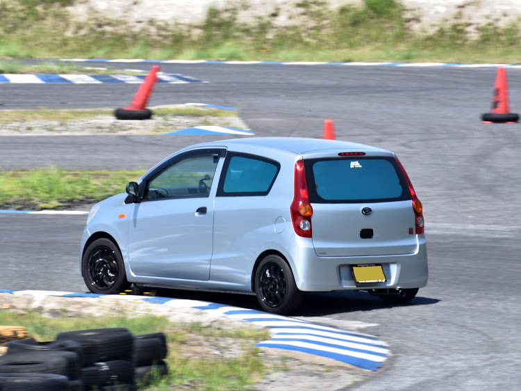 ミラの名阪スポーツランド・横転注意・低いようで低くない安い車・もうすぐ10万キロ・乗用車風商用車に関するカスタム事例の投稿画像1枚目