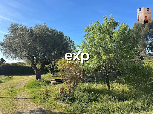 Jardin arboré avec sentier de gravier dans ce Terrain de luxe à vendre à Toulon (215 000 €)