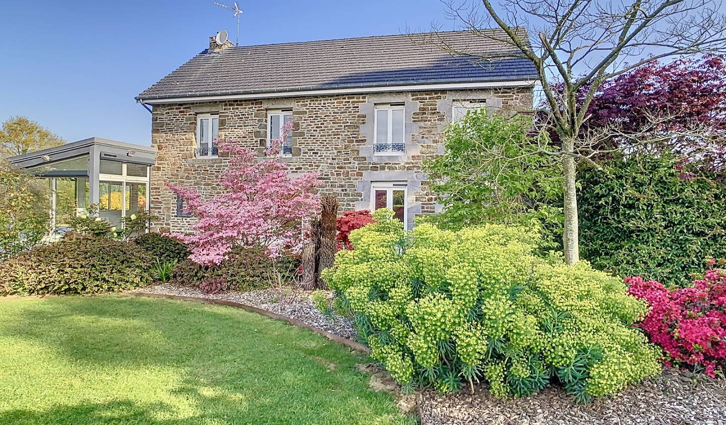 Propriété avec piscine et jardin Hambye