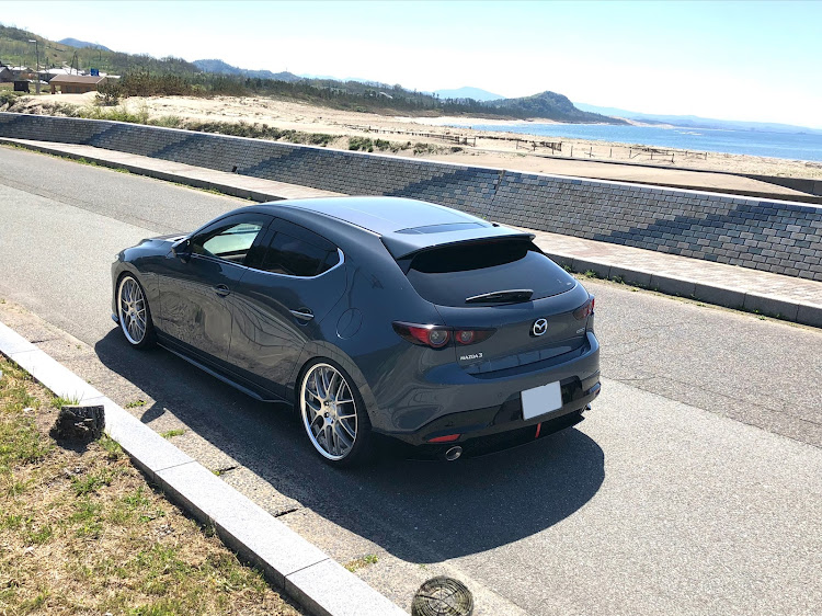 MAZDA3のマツダ3ファストバック・いつもイイネ&コメントありがとうございます🙇‍♂️・低そうで低くない少し低い車・岩戸海岸、海水浴場に関するカスタム事例の投稿画像3枚目