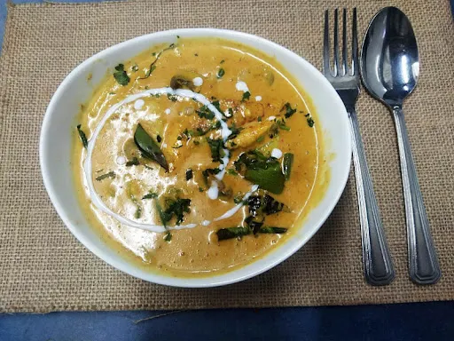 Gaeng Ga-ri-gai [sliced Chciken In Thai Yellow Curry]