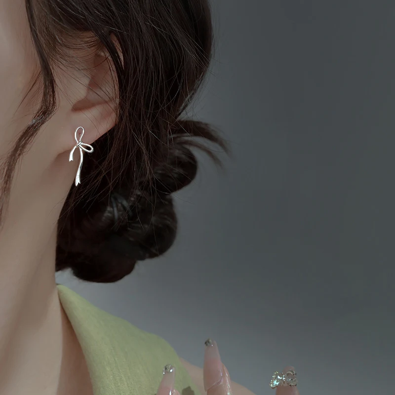 Pendientes redondos Hollow Bow Stud con diseño especial y alta sensibilidad para un look único y favorecedor