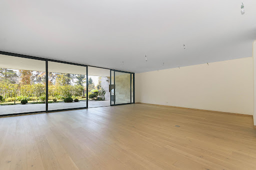 Bright living room with wood floor and garden in this luxury apartment / penthouse for sale in Lo Barnechea ($2,141,134 - 463 m²)