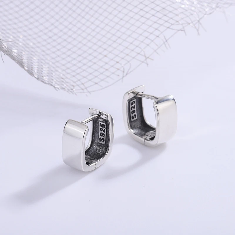 Eenvoudige, elegante, neutrale, gladde vierkante oorbellen met gespsluiting. Perfect voor dagelijks gebruik, comfortabel en veelzijdig.