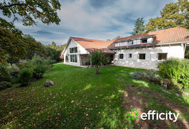 Maison avec piscine et terrasse 1