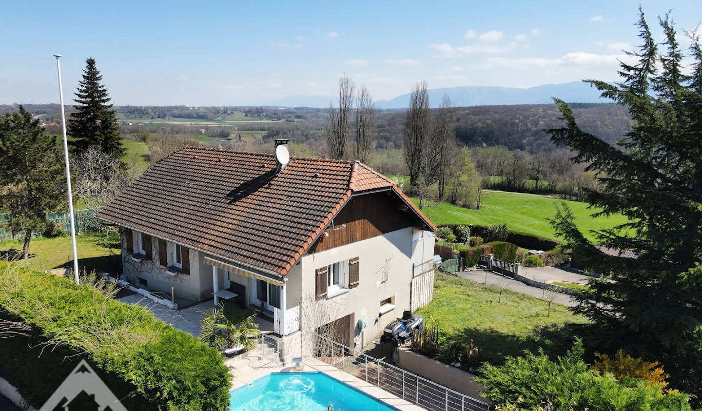 House with terrace Pougny