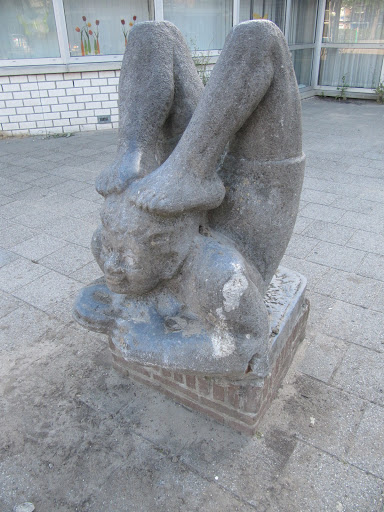 Statue 'Duikelend Jongetje'