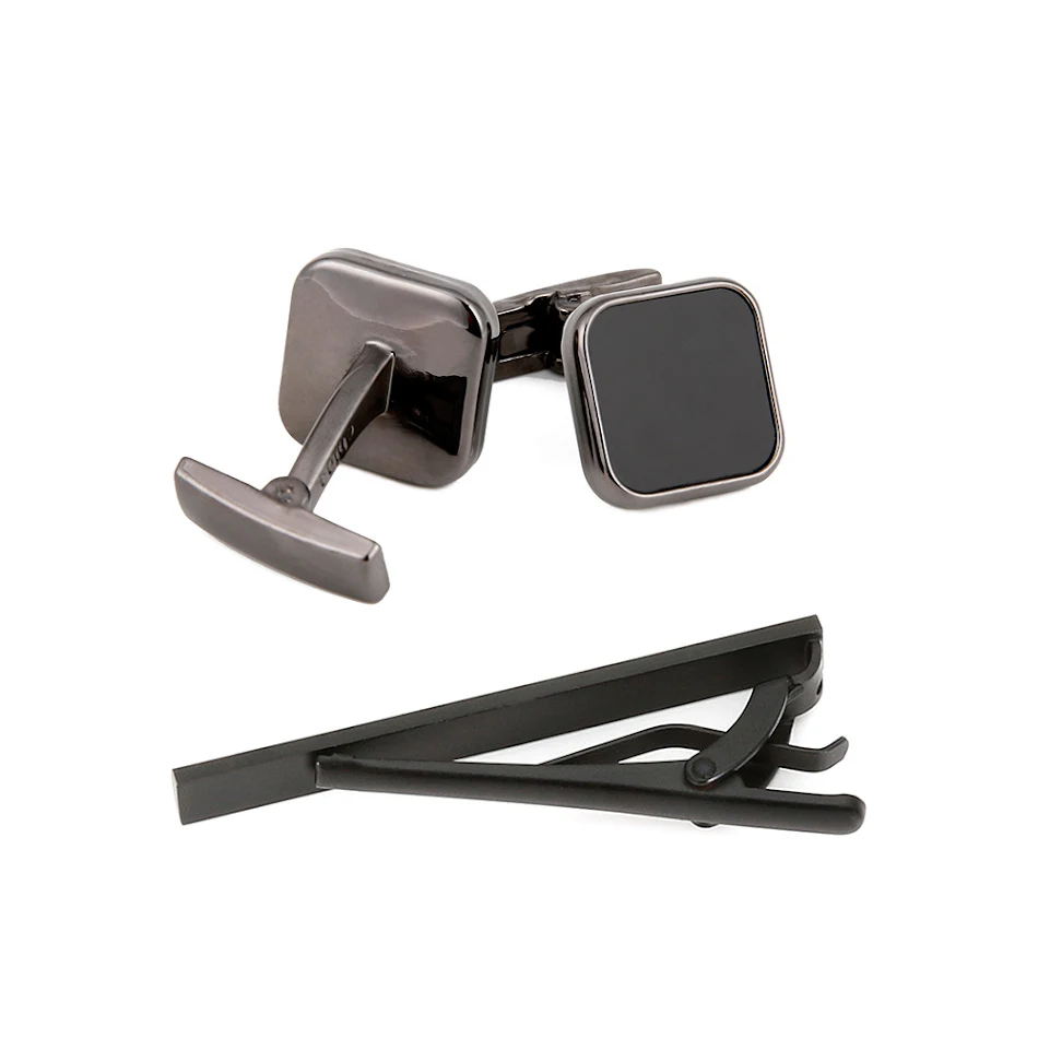 Heren manchetknopen, stropdasclip en zwart pak. Elegante vierkante accessoires voor een casual of formele outfit, pure klasse voor de man.