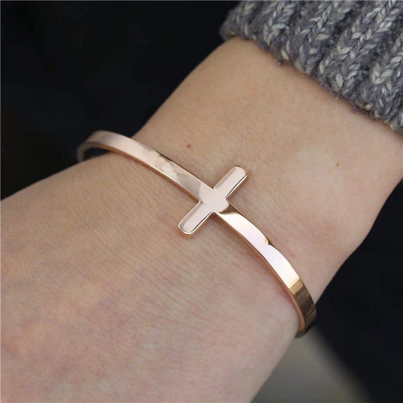 Bracelet croix en forme de C en acier inoxydable et titane, réglable, style Ins européen et américain, simple et tendance.
