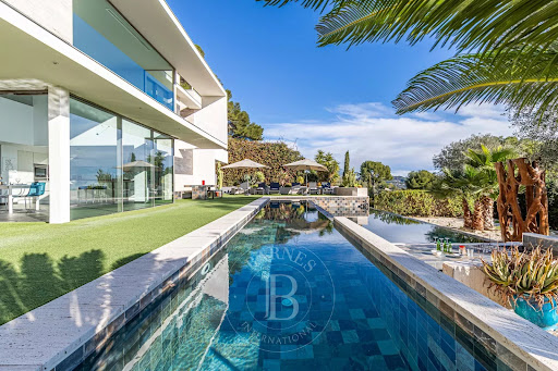 Villa avec piscine et terrasse 2