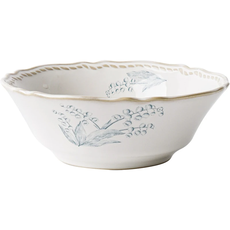 Service de table en céramique sous glaçure. Assiettes à riz, plats à poisson, mugs et bols à soupe pour des repas raffinés et conviviaux.