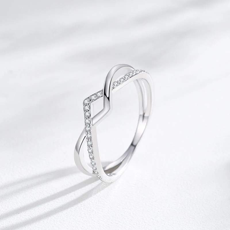 Anel em prata esterlina com design geométrico em V de camada dupla, cravejado de diamantes, elegante e moderno.