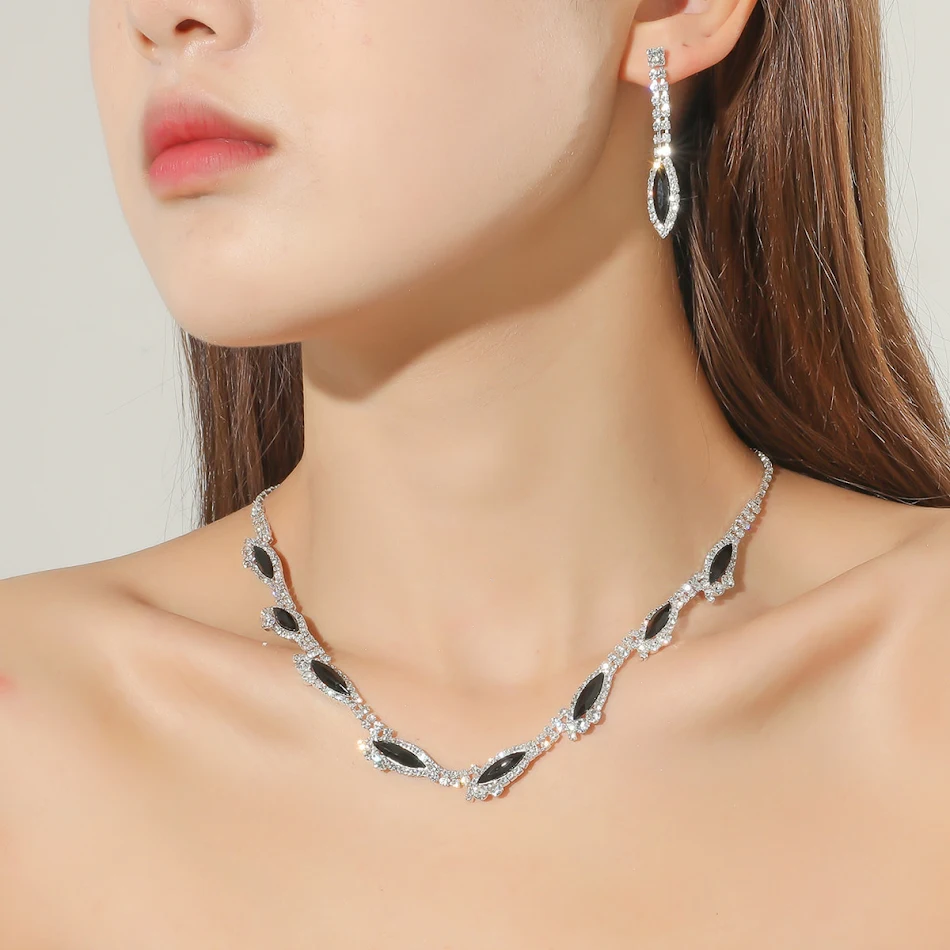 Collier et Clous d'Oreilles Simples Strass Mode Élégance Discrète pour Femme Bijoux Polyvalents Idéaux pour Offrir et Porter au Quotidien