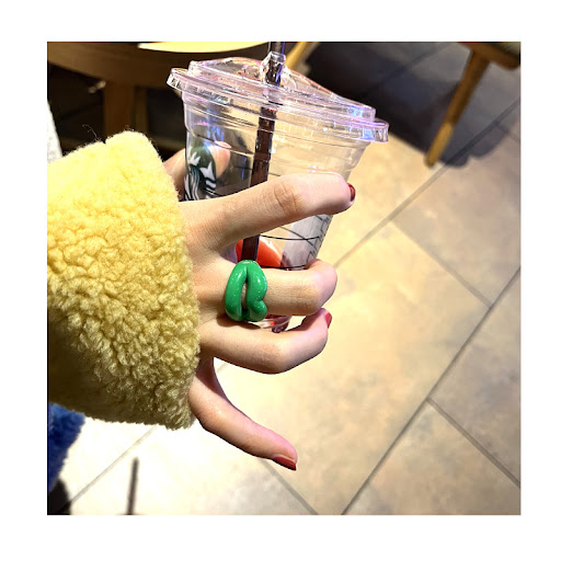 Title 2, Delicate Lips Acrylic Ring Retro, a retro-style...