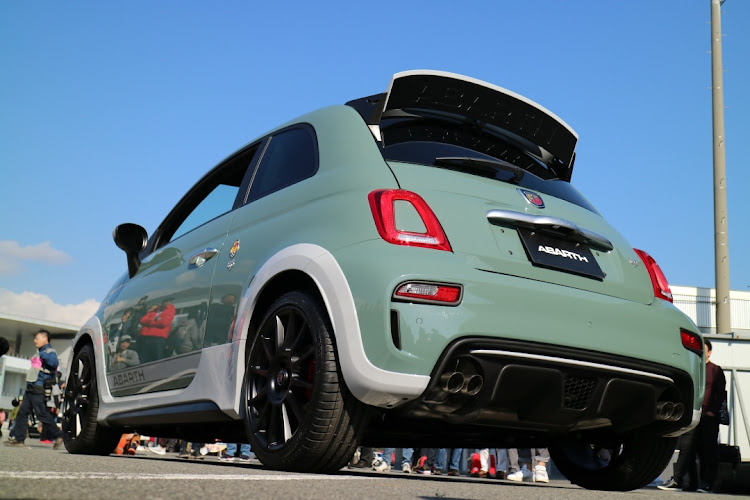 一道さんが投稿したabarth・695・ABARTH695・アニバーサリー・フィアット500に関するカスタム事例の投稿画像3枚目