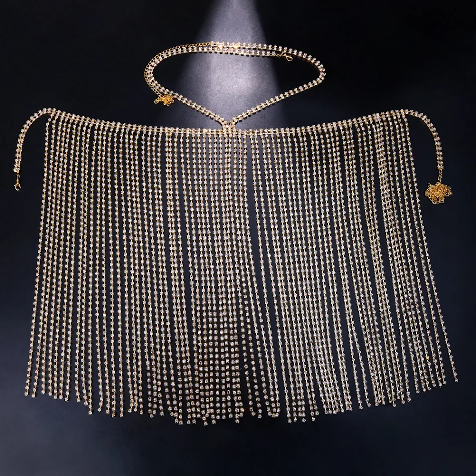 Exaggerated lange rok met franjes en glanzende strass, een opvallende look voor feestjes en speciale gelegenheden.