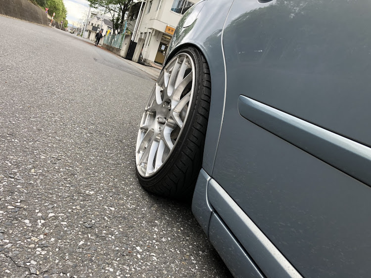 V50のVOLVO・シャコタンボルボ・フェンダーベンディング・ワイトレ・FR感に関するカスタム事例の投稿画像3枚目