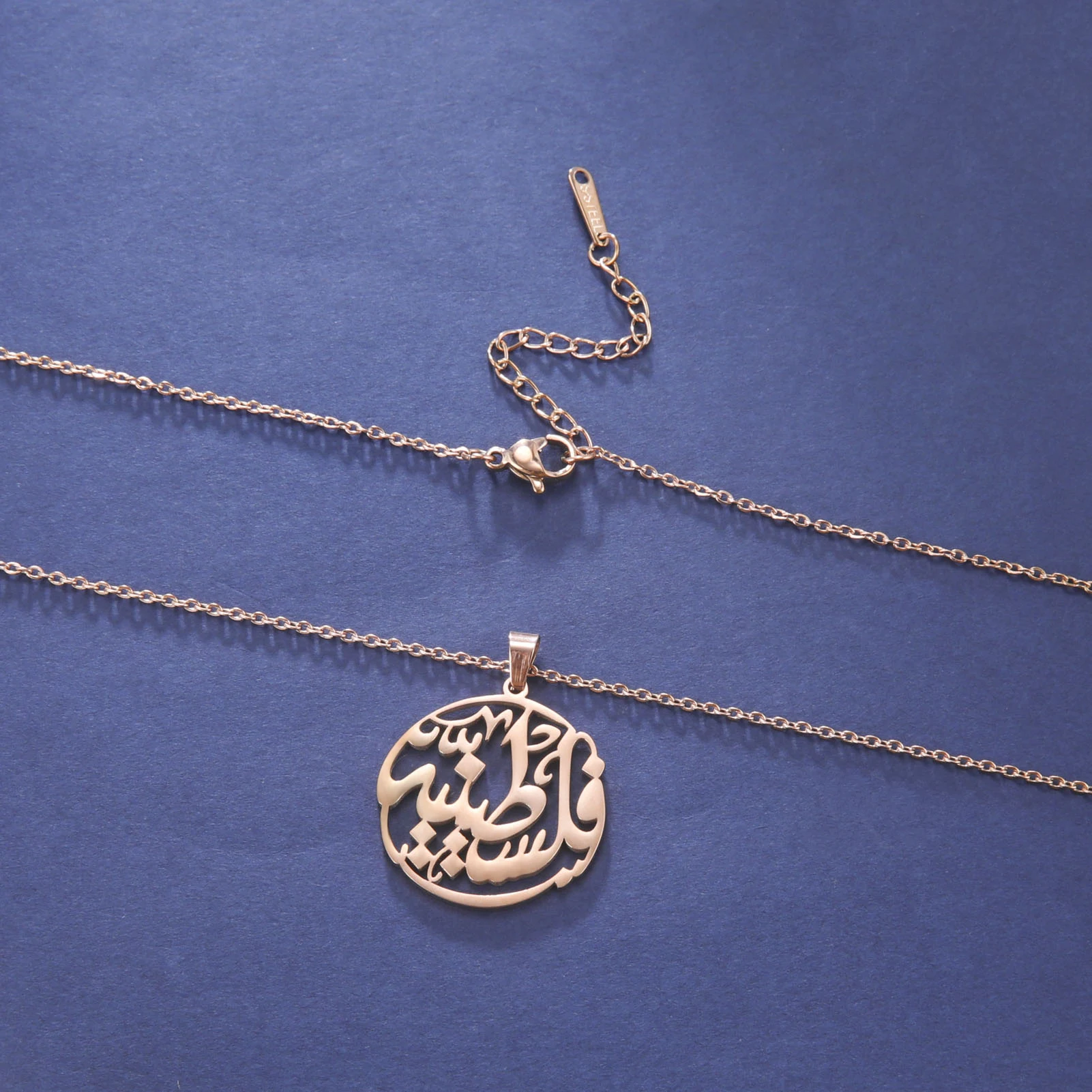 Title 9, Collier pendentif rond poli double face avec te...